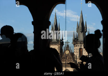 I turisti a visitare un punto di osservazione nel Municipio della Città Vecchia di Praga, Repubblica Ceca, con la Chiesa di Tyn in Piazza della Città Vecchia si vede in background. Foto Stock