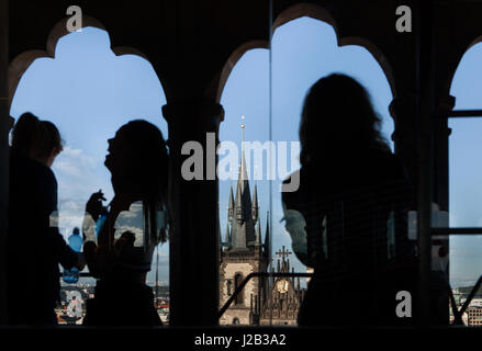 I turisti a visitare un punto di osservazione nel Municipio della Città Vecchia di Praga, Repubblica Ceca, con la Chiesa di Tyn in Piazza della Città Vecchia si vede in background. Foto Stock