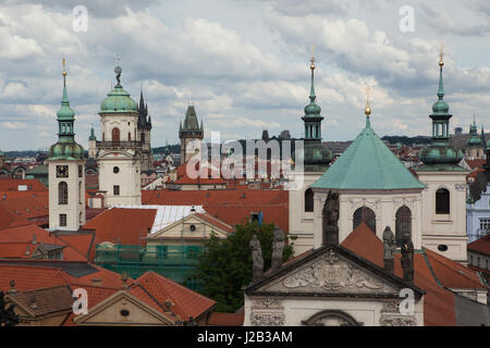 Torri e campanili in Stare Mesto (Città Vecchia) in Praga Repubblica Ceca, raffigurato da la Torre del Ponte della Città Vecchia sul Ponte Carlo. Torre astronomica del Klementinum, Chiesa di Tyn e la torre del municipio della città vecchia in Piazza della Città Vecchia e di San Salvatore sono illustrati da sinistra a destra. Foto Stock