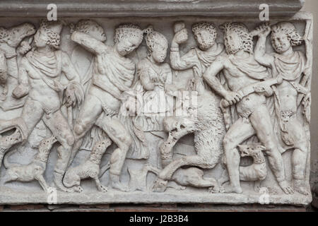 Meleagro uccidendo al cinghiale Calidonio. Romano sarcofago in marmo audace del III secolo d.c. sul display nel cortile di Salerno nella Cattedrale di Salerno, Campania, Italia. Foto Stock