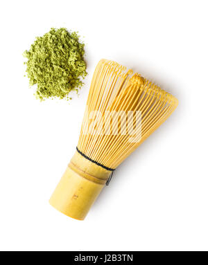 Verde matcha tè in polvere e mescolare con una frusta di bambù isolati su sfondo bianco. Foto Stock