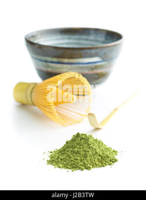 Verde matcha Polvere di tè con frusta di bambù , cucchiaio e recipiente isolato su sfondo bianco. Preparazione del Tè accessori. Foto Stock