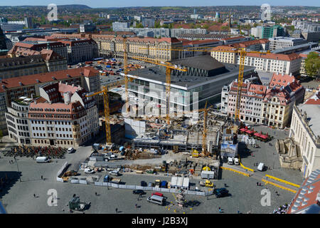 Vista aerea di Dresda dalla sommità del ricostruito la Frauenkirche di Dresda, in Sassonia, Germania. La ricostruzione sul Neumarkt. Foto Stock