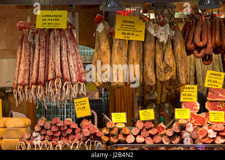 Pressione di stallo di salsiccia al Mercat de l'Olivar in Palma de Mallorca, Spagna Foto Stock