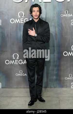 Shohei Miura frequentando il perso nello spazio evento per celebrare il sessantesimo anniversario della Omega Speedmaster detenute nel Turbine Hall, Tate Modern, 25 Sumner Street, Bankside, Londra. Foto Stock