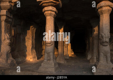 Mandapa tempio scavato in una grotta vicino al bassorilievo 'La discesa del Gange" Foto Stock