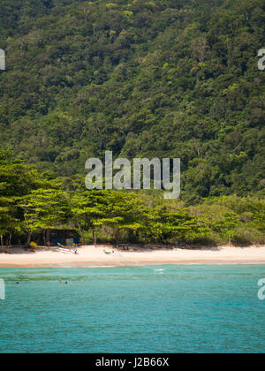 Sabbiosa spiaggia celeste Martins de Sa, vicino a Paraty, Rio de Janeiro, Brasile. Foto Stock