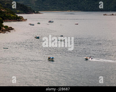 Barche di pescatori ancorata accanto alla spiaggia Calhaus, vicino a Paraty, Rio de Janeiro, Brasile. Foto Stock