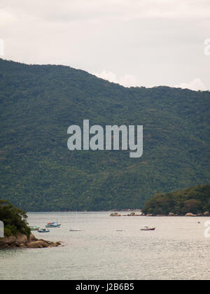 Barche di pescatori ancorata accanto alla spiaggia Calhaus, vicino a Paraty, Rio de Janeiro, Brasile. Foto Stock