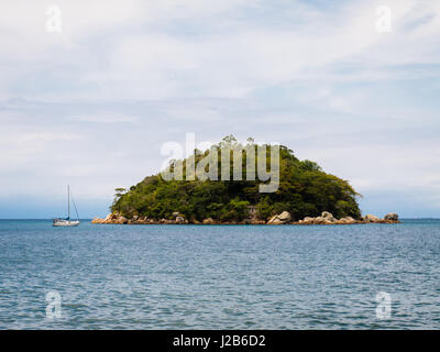 Barca a vela ancorata accanto a Itaoca island, vicino a Paraty, Rio de Janeiro, Brasile. Foto Stock