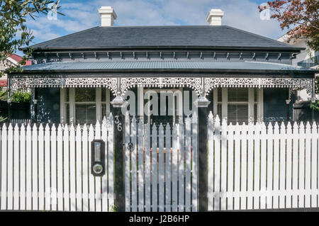Classic tarda epoca vittoriana a doppia facciata di casa di legno in Elsternwick suburbane, Melbourne, Australia Foto Stock