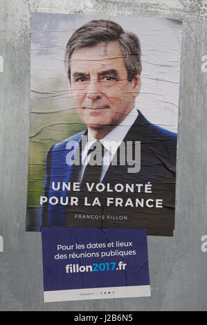 Elezioni presidenziali francesi 2017. Campagna di manifesti per François Fillon, il francese Partito Repubblicano candidato e un ex Primo ministro di Francia. Foto Stock