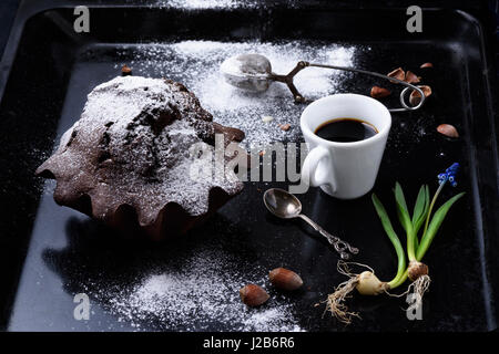Il caffè del mattino con cioccolato fondente torta di fango sul vassoio rustico Il caffè espresso. Foto Stock