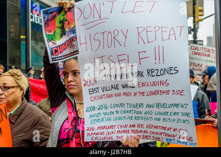 New York, Stati Uniti. 26 apr, 2017. A Chinatown e Lower East Side e la parte inferiore di Manhattan residenti e lavoratori protesta NYC Membro del Consiglio mento di Margaret's logoranti e lo zoning degli distruttiva e uso del territorio politiche di Aprile 26, 2017 al di fuori della città di New York edificio del Consiglio a 250 Broadway, alle richieste dei membri del Consiglio mento a passo basso per la collusione con gli sviluppatori di lusso. Credito: Erik McGregor/Pacific Press/Alamy Live News Foto Stock