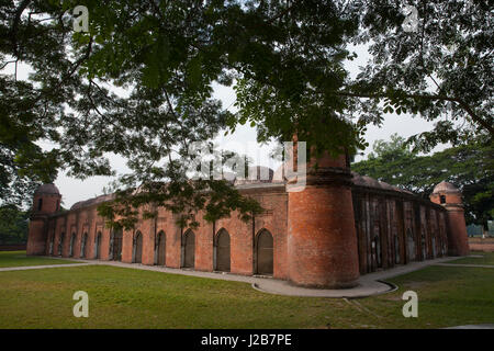 Le sessanta moschea a cupola o Shaṭ Gombuj Moshjid noto anche come Shait Gambuj moschea o dice Gunbad Masjid, un sito Patrimonio Mondiale dell'UNESCO. Bagerhat, Banglad Foto Stock