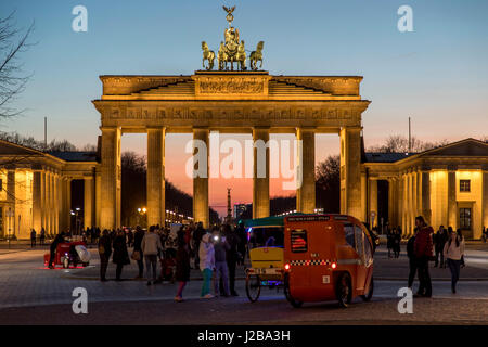 La Porta di Brandeburgo a Berlino, Germania, subway ingresso, risciò bicicletta, Foto Stock