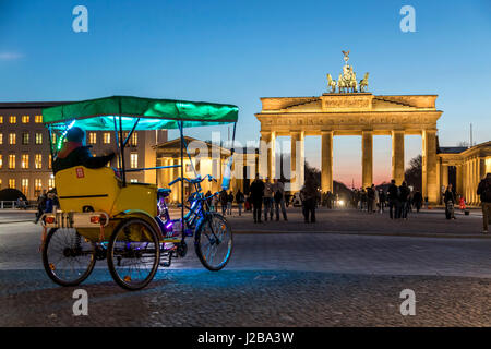 La Porta di Brandeburgo a Berlino, Germania, subway ingresso, risciò bicicletta, Foto Stock