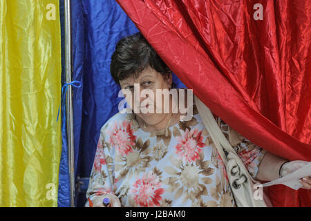 Bucarest, Romania, giugno 5, 2016: una donna voti durante le elezioni locali in Bucarest. Foto Stock