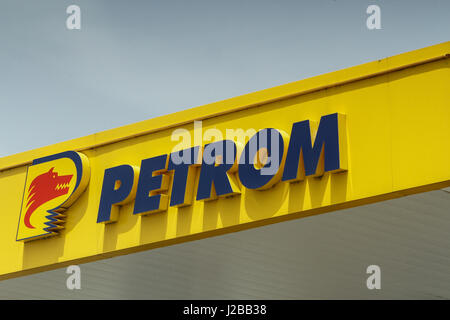 Bucarest, Romania, 20 giugno 2016: petrom logo in una stazione di rifornimento a Bucarest. Foto Stock