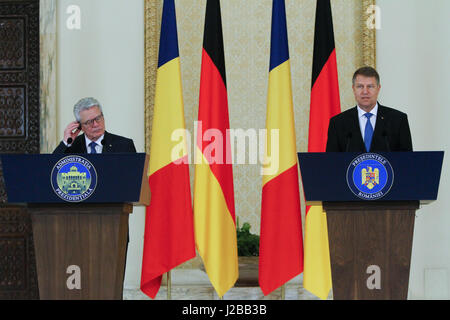 Bucarest, Romania, 20 giugno 2016: presidente rumeno klaus iohannis (r) e il Presidente tedesco Joachim gauck (l) partecipare ad un incontro ufficiale Foto Stock