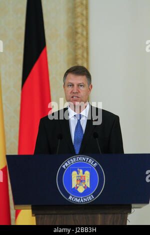 Bucarest, Romania, 20 giugno 2016: presidente rumeno klaus iohannis parla durante un incontro ufficiale con il presidente tedesco Joachim gauck in buch Foto Stock