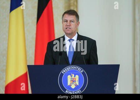 Bucarest, Romania, 20 giugno 2016: presidente rumeno klaus iohannis parla durante un incontro ufficiale con il presidente tedesco Joachim gauck in buch Foto Stock