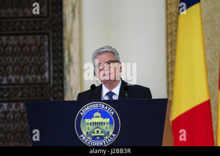 Bucarest, Romania, 20 giugno 2016: Presidente tedesco Joachim gauck partecipare ad un incontro ufficiale con il presidente rumeno klaus iohannis a Buc Foto Stock