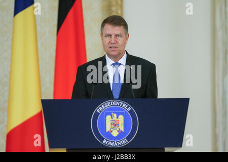 Bucarest, Romania, 20 giugno 2016: presidente rumeno klaus iohannis parla durante un incontro ufficiale con il presidente tedesco Joachim gauck in buch Foto Stock