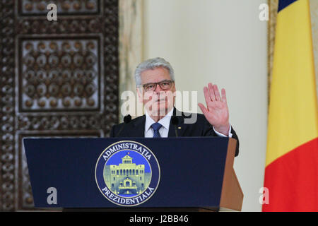 Bucarest, Romania, 20 giugno 2016: Presidente tedesco Joachim gauck parla durante un incontro ufficiale con il presidente rumeno klaus iohannis in buch Foto Stock