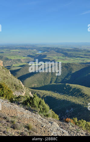Vista la molla della pianura spagnolo con un fiume nel canyon, Hoya de Huesca Foto Stock