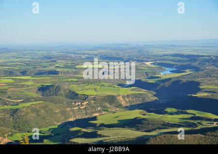 La fertile pianura è fotografato dal di sopra in primavera. Ci sono un canyon scolpiti con un fiume piegato, un lago artificiale, molti campi, ecc. Foto Stock