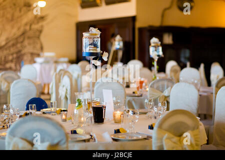 Tavoli reception decorata splendidamente pronto per il matrimonio - Sposa e lo sposo. Il concetto di lusso Foto Stock