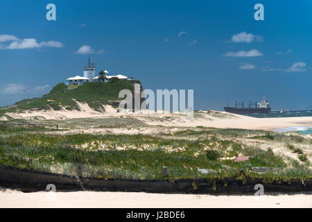 Una grande nave di carbone si avvicina Nobbys testa come si lascia l'Oceano Pacifico ed entra nel porto di Newcastle fino al cacciatore estuario del fiume, NSW, Australia. Foto Stock