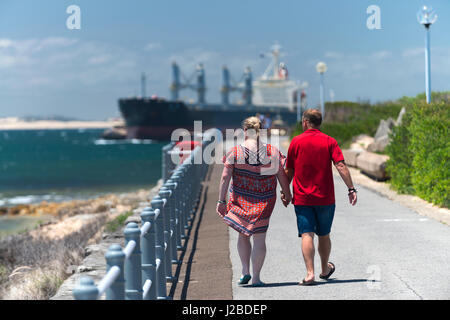 Una grande nave di carbone passa Nobbys testa come si lascia l'Oceano Pacifico ed entra nel porto di Newcastle e il Cacciatore estuario del fiume, NSW, Australia. Foto Stock