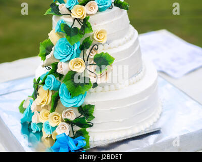 Bella torta di nozze con blu e giallo rose Foto Stock