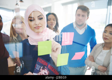 Musulmani donna business gestione della riunione Foto Stock