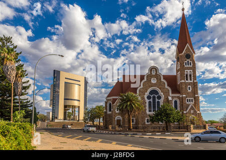 Luteran la Chiesa di Cristo e la strada con auto di fronte, a Windhoek, Namibia Foto Stock