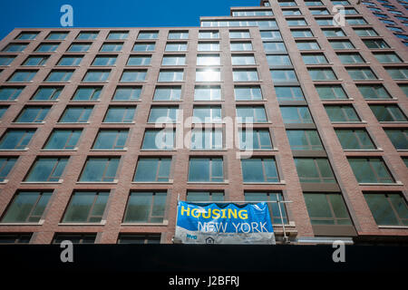 Alloggi in costruzione in Hell's Kitchen (Clinton) quartiere di Manhattan il martedì 18 aprile, 2017. (© Richard B. Levine) Foto Stock