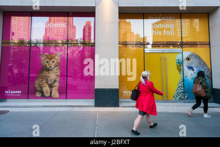 Il futuro in casa di un Petsmart pet store di alimentazione nel quartiere Flatiron di New York martedì 18 aprile, 2017. Petsmart ha deciso di acquisire l'e-commerce Chewy.com rivenditore per una somma segrete. L'acquisizione aumenta mattone-e-mortaio Petsmart la presenza online. (© Richard B. Levine) Foto Stock