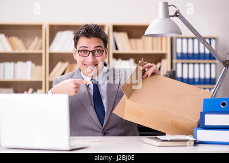 Imprenditore riceve i pacchi in ufficio Foto Stock