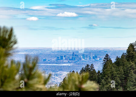 Vista del centro cittadino di Denver in Colorado skyline dalla cima di Lookout Mountain Road nelle colline Foto Stock