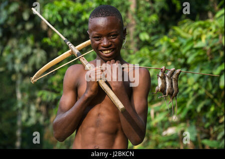 In casa crossbow a sparare ratti, Mbomo, Odzala Kokoua, Parco Nazionale, Repubblica Democratica del Congo Foto Stock