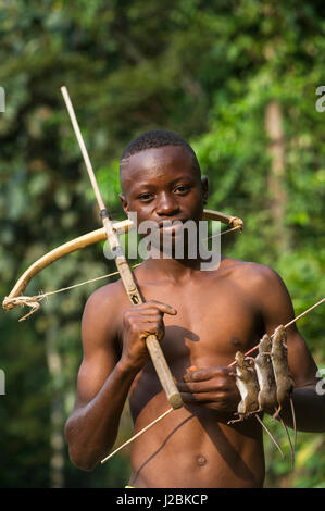 In casa crossbow a sparare ratti, Mbomo, Odzala Kokoua, Parco Nazionale, Repubblica Democratica del Congo Foto Stock