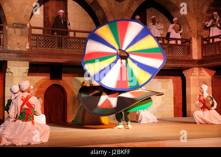 Africa, Egitto, al Cairo. Sufi egiziano ballerino di danza Tanoura, colorato derviscio armato. Foto Stock