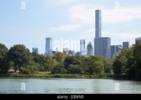 New York skyline della città con 432 Park Avenue grattacielo del Central Park con vista dello stagno Foto Stock