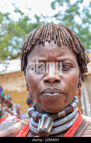 Hamer donna con tipiche piastre spesse di ocra capelli colorati. Dileka. Etiopia, Africa. Foto Stock