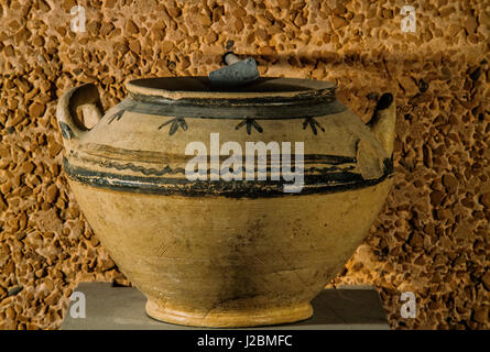 Italia Abruzzo Vasto Museo Archeologico vaso dipinto di influenza dei Dauni del VI secolo A.C. Foto Stock