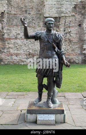 Statua credeva di essere dell'Imperatore Traiano (A.D,98-117) all'esterno della Torre di Londra, Londra, Inghilterra Foto Stock