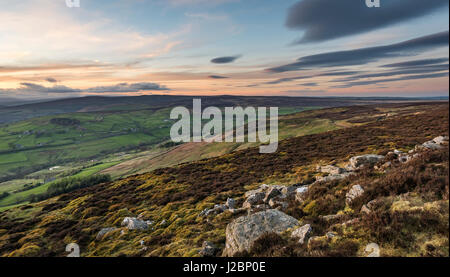 Meravigliose vedute del Nord e West Yorkshire dalla parte superiore del faro Beamsley vicino a Ilkley Foto Stock