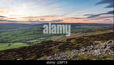 Meravigliose vedute del Nord e West Yorkshire dalla parte superiore del faro Beamsley vicino a Ilkley Foto Stock